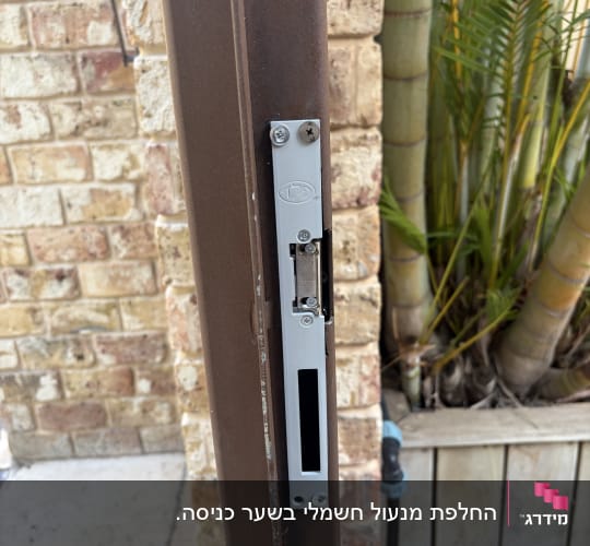 מנעול מותקן על דלת מתכת חומה